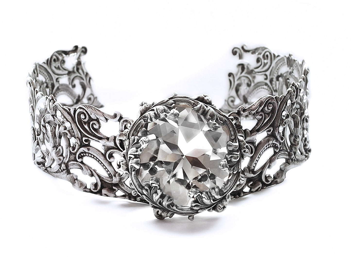 Black crystal collar